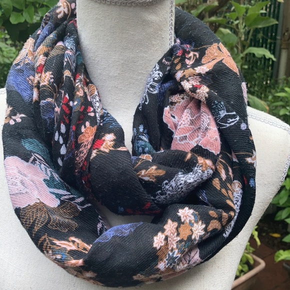 H&M Accessories - 🎉HP🎉Gorgeous infinity scarf